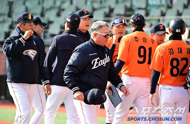 김경문 감독은 시범경기 첫 승 신고했다.