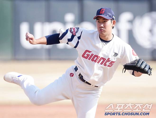 투구하고 있는 롯데 박세현.