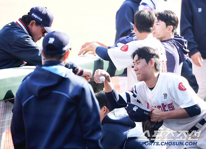 김민호 코치의 축하를 받고 있는 롯데 박세현.