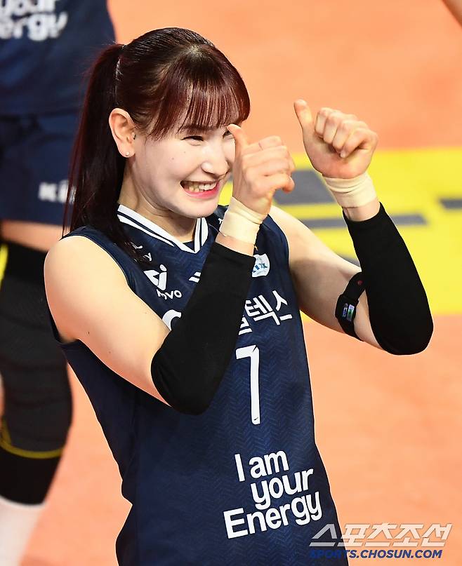 13일 인천 삼산월드체육관에서 열린 흥국생명과 GS칼텍스의 경기. GS칼텍스 안혜진이 실바를 향해 엄지를 들고 있다. 인천=정재근 기자 cjg@sportschosun.com/2025.2.13/