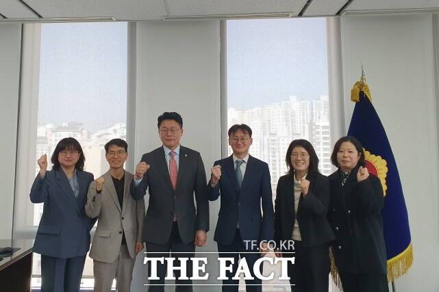 충청광역연합의회 관계자들이 국회입법조사처에 특별지방자치단체 관련 제도 개선을 건의한 뒤 기념촬영을 하고 있다. /충청광역연합의회