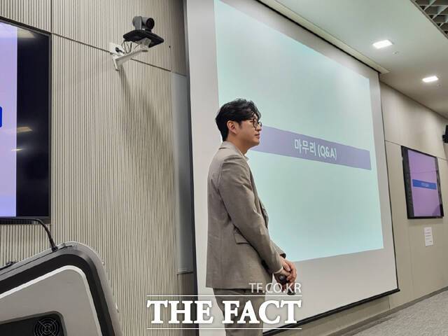 '나라를 위해서 일한다는 거짓말'을 쓴 노한동 작가가 강연 후 질의응답을 하고 있다. /오승혁 기자