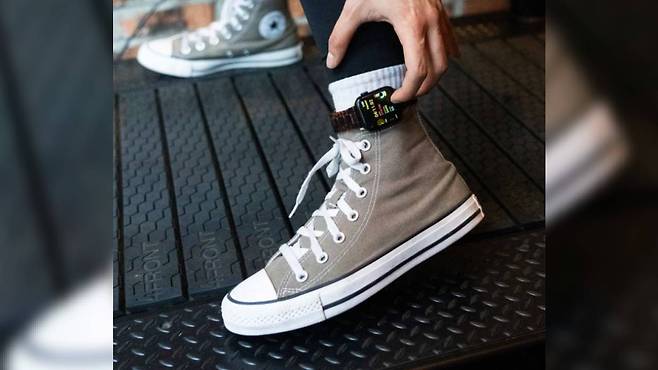 발목에 애플워치를 착용한 이용자 / 뉴욕타임스