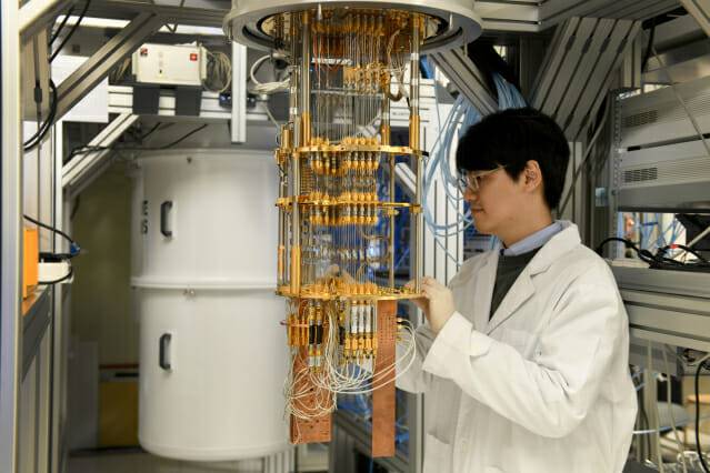 KRISS 연구자가 20큐비트급 초전도 양자컴퓨팅 시스템을 점검하고 있다.(사진=KRISS)