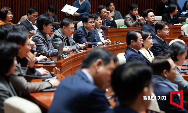 더불어민주당 의원들이 10일 국회에서 열린 비상의원총회에서 박찬대 원내대표의 발언을 듣고 있다. 2025.3.10 김현민 기자