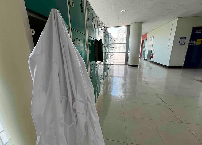 11일 오후 서울 시내의 한 의과대학 사물함에 흰 가운이 놓여 있다./뉴시스