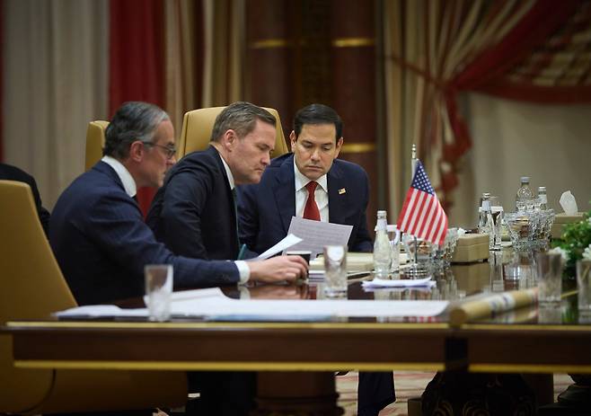 마이크 월츠 미국 국가안보보좌관(가운데)과 마르코 루비오 미 국무장관(오른쪽)이11일(현지 시각) 사우디아라비아 제다에서 가진 우크라이나 대표단과의 회담에서합의안을 검토하고 있다./EPA 연합뉴스