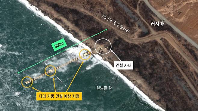 국내 위성사진 업체 SI 애널리틱스(SI Analytics)가 지난 3일 촬영한 두만강 위 모습. 얼어붙은 두만강 위로 다리 건설을 준비하는 작업이 진행중이다. /SI Analytics 제공