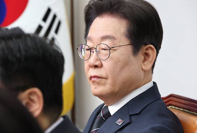 더불어민주당 이재명 대표가 12일 서울 여의도 국회에서 열린 최고위원회의에 참석했다/연합뉴스