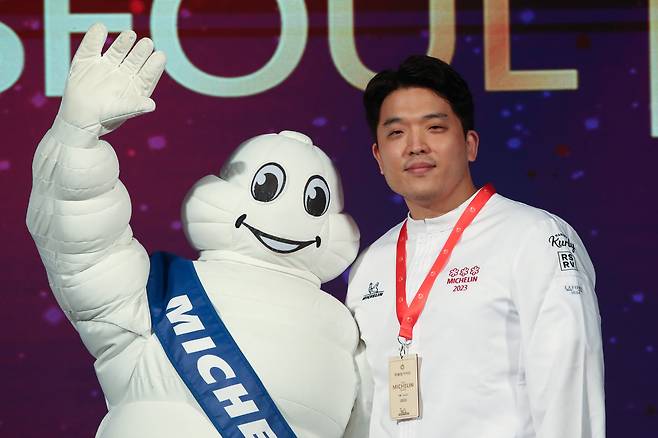 '미쉐린 가이드 서울 2023 선정 스타 레스토랑 발표 및 시상식'에서 별 3개를 받은 모수의 안성재 셰프가 기념 촬영하고 있다. /뉴스1