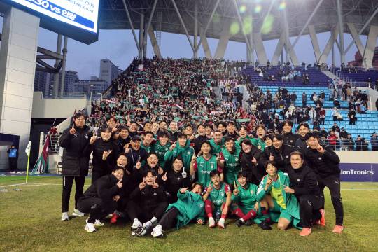 대전하나시티즌이 지난 8일 대구iM뱅크파크에서 열린 2025 K리그1 4라운드 원정경기에서 대구를 2대 1로 꺾고 기념사진을 찍고 있다. 대전하나시티즌 제공