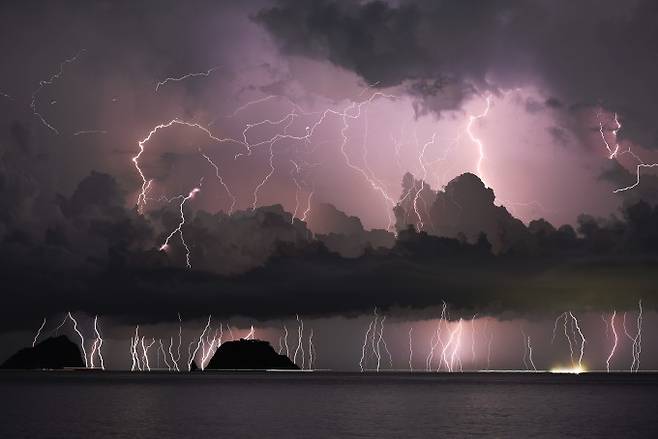 제주 서귀포에서 몇 시간 동안 지속된 번개의 모습을 담은 '마른 하늘의 날벼락'. 기상청 제공(촬영 유진희)