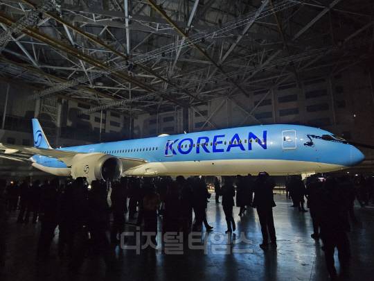 신규 CI를 적용한 신형기 대한항공 HL8515 모습. 양호연 기자