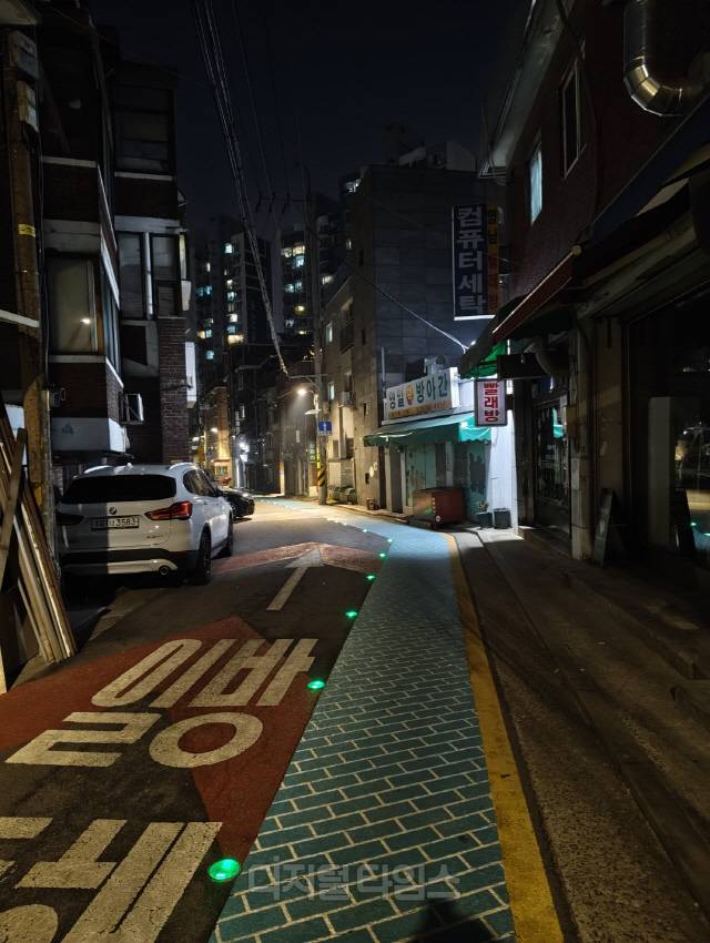 폰 3a로 야간 촬영한 사진. 김영욱 기자