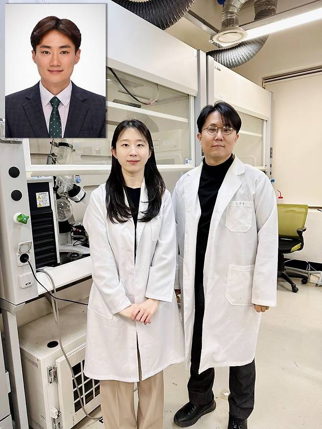 정유진 석사과정생(왼쪽)과 김대석 교수(오른쪽). 왼쪽 위는 한양대 엄영호 교수. 국립부경대학교 제공