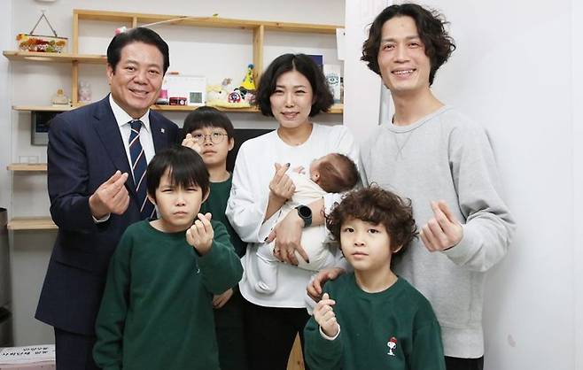 최대호 안양시장이 지난 2월 19일 만안구 안양9동의 여섯째아 출산가정을 방문해 축하하고 있다. 안양시 제공