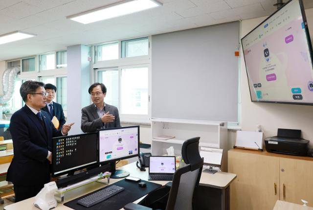 지난달 27일 오석환 교육부 차관이 경기 시흥시 군서초등학교를 방문해 AI 디지털교과서 도입 현황을 점검하고 있다. 교육부 제공