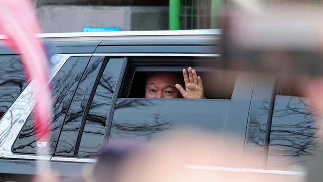 법원의 구속취소 청구 인용으로 석방된 윤석열 대통령이 8일 오후 서울 용산구 한남동 대통령 관저 앞 지지자들에게 인사하고 있다. 뉴스1