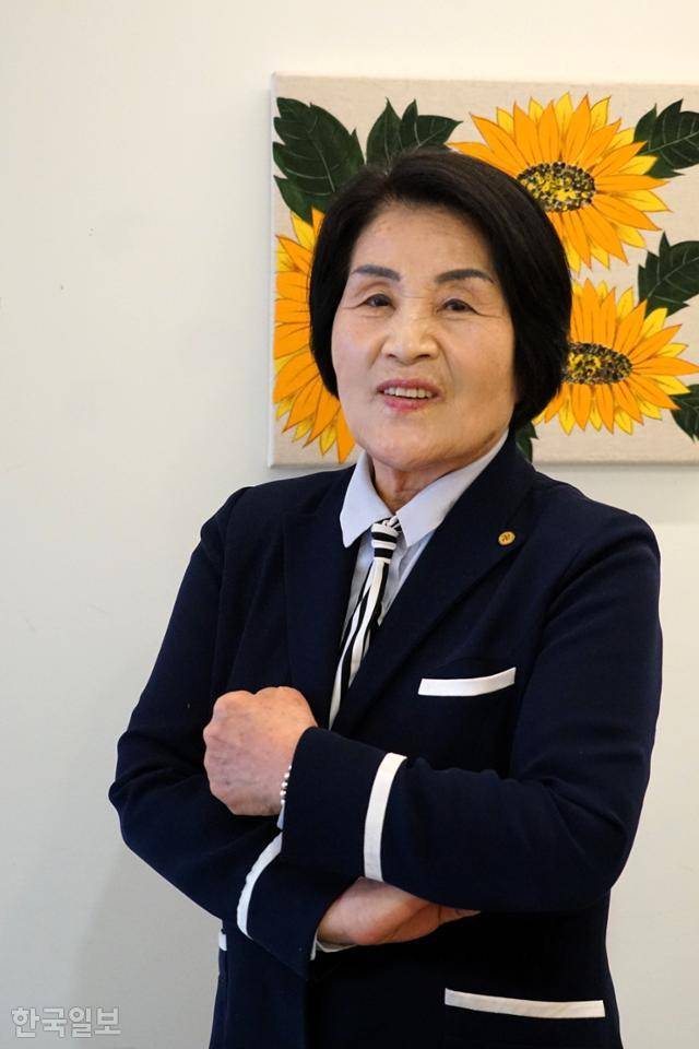 박정훈 대령의 어머니이자 경북 포항시 북구 우창동 신경북새마을금고 이사장에 당선된 김봉순(76)씨가 지난 10일 포항의 한 카페에서 한국일보와 인터뷰하고 있다. 포항=김정혜 기자