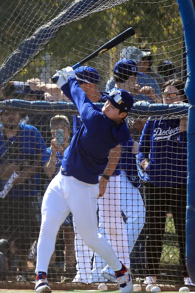 <yonhap photo-3195="">미국프로야구 메이저리그(MLB) 첫 시즌을 준비하는 로스앤젤레스 다저스 김혜성이 19일(현지시간) 다저스 스프링캠프가 열리고 있는 미국 애리조나주 글렌데일 캐멀백 랜치에서 타격 훈련하고 있다. 2025.2.20 [연합뉴스]</yonhap>