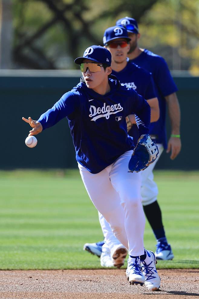 <yonhap photo-3468="">미국프로야구 메이저리그(MLB) 첫 시즌을 준비하는 로스앤젤레스 다저스 김혜성이 19일(현지시간) 다저스 스프링캠프가 열리고 있는 미국 애리조나주 글렌데일 캐멀백 랜치에서 내야 수비 훈련을 하고 있다. 김혜성 뒤로는 토미 에드먼과 크리스 테일러. 2025.2.20 [연합뉴스]</yonhap>