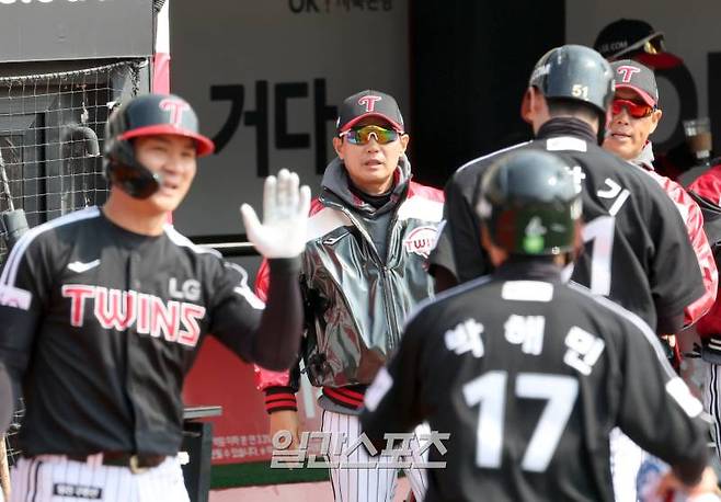 9일 오후 수원 KT위즈파크에서 열린 2025 프로야구 시범경기 LG와 KT의 경기. LG 염경엽 감독이 1회초 문보경의 적시타때 득점하는 홍창기 박해민을 반기고 있다. 수원=정시종 기자 capa@edaily.co.kr /2025.03.09.