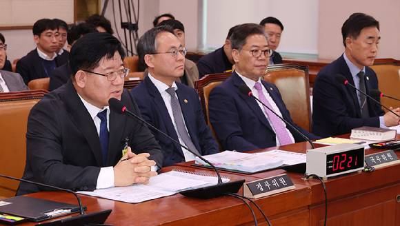 12일 서울 여의도 국회에서 열린 법제사법위원회 전체회의에 출석한 이호영 경찰청장 직무대행(왼쪽부터), 고기동 행정안전부 장관 직무대행, 김용빈 중앙선거관리위원회 사무총장, 허석곤 소방청장이 의원 질의에 답변하고 있다. 2025.3.12 [사진=연합뉴스]