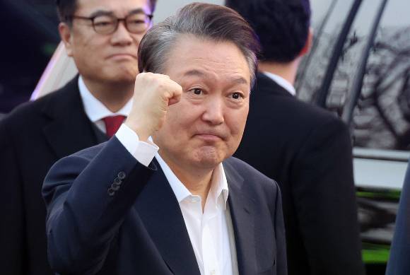 석방된 윤석열 대통령이 지난 8일 서울 한남동 관저 앞에서 차에서 내려 지지자들에게 인사하고 있다.  [사진=연합뉴스]