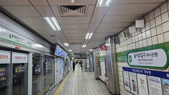 11일 오후 2시 서울시 중구 2호선 을지로입구역. 노후화한 환기 설비가 승강장 공기질을 관리하고 있다. 사진 정은혜 기자