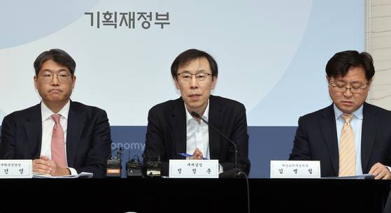 정정훈(가운데) 기획재정부 세제실장이 11일 정부세종청사에서 유산취득세 도입 방안에 관해 설명하고 있다. 연합뉴스