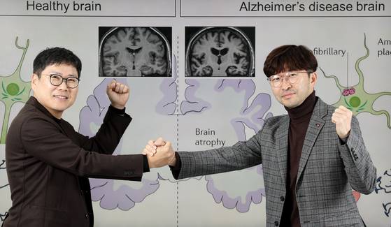 조성진(오른쪽) 큐어버스 대표와 공동창업자인 박기덕 KIST 뇌과학연구소장은 연세대 학부부터 박사, 군 복무까지 함께해 온 드문 인연을 가지고 있다. 전민규 기자