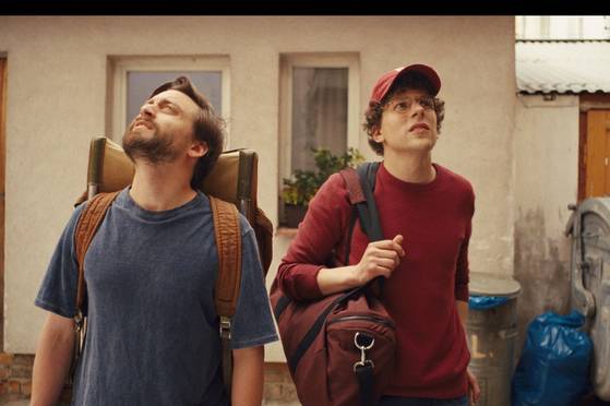 올해의 홀로코스트 영화 ‘리얼 페인’. 홀로코스트의 어두움을 역설적으로 표현해 비극을 더욱 명징하게 드러낸다. [사진 각 제작사]