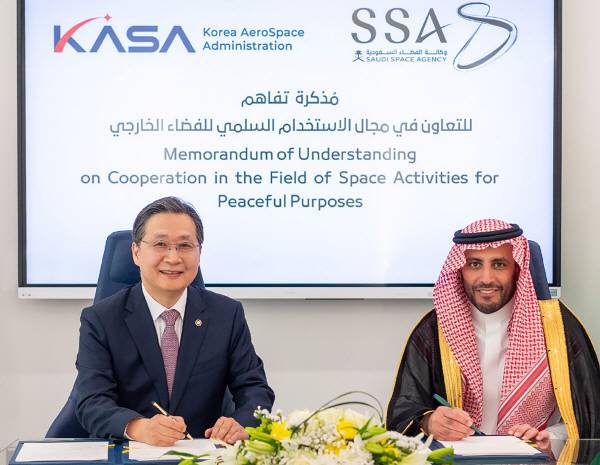 윤영빈 우주항공청장(왼쪽)과 모하메드 알타미미 사우디우주청장이 사우디아라비아 현지 시간으로 11일 우주 분야 협력을 강화하기 위한 ‘KASA-SSA간 업무협약(MOU)’을 체결했다. 우주항공청 제공