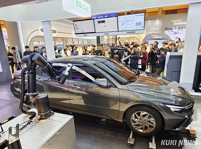 '자동화에서 자율화로'를 슬로건으로 내걸고 진행되는 이번 전시회에서는 현대오토에버의 대형언어모델(LLM) 기반 AI 제조 관리 설루션과 슈나이더 일렉트릭의 협동 로봇(Cobot)과 사물인터넷(IoT)·AI 기반 지능형 전력 시스템, 로크웰 오토메이션의 자율주행 로봇 등 다양한 기업의 기술·제품·설루션을 확인할 수 있다.