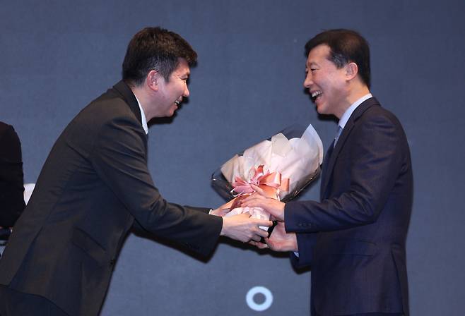 지난 2월14일 서울 JW메리어트 동대문 스퀘어 서울호텔에서 열린 대한탁구협회 'KTTA 어워즈 2025'에서 유승민 대한체육회장(왼쪽)이 김택수 대한탁구협회 전 부회장에게 특별상을 수여했다. 연합뉴스