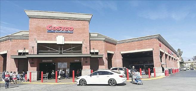 지난 3월 4일(현지 시간) 관세 전쟁 우려에 로스앤젤레스(LA) 시내 코스트코 매장으로 생필품을 사러 나온 미국인들. (연합뉴스)