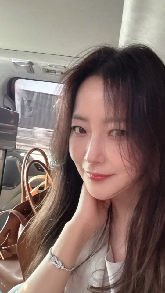 김희선은 긴 웨이브 헤어를 자연스럽게 연출해 우아한 분위기를 극대화했다. 사진=김희선  SNS