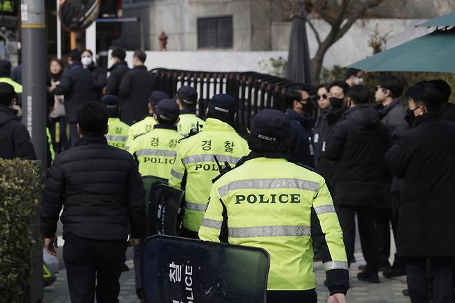 법원이 윤석열 대통령의 구속취소 청구를 인용한 7일 서울 용산구 한남동 대통령 관저 인근에 경찰이 배치되고 있다. /사진=뉴시스.