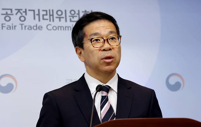 공정거래위원회가 이동통신 3사의 판매장려금 담합 행위를 인정하며 총 1140억 의 과징금을 부과하자 SK텔레콤·KT·LG유플러스는 강하게 반발하며 법적 대응을 예고했다. 사진은 문재호 공정거래위원회 카르텔조사국장이 12일 세종시 정부세종청사에서 이동통신 3사의 담합 행위 제재 내용을 발표하고 있는 모습. /사진=뉴스1