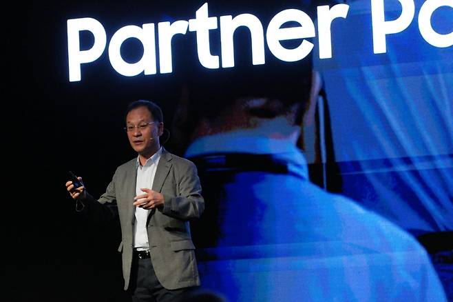 계종욱 삼성전자 파운드리 디자인 플랫폼 개발실장(부사장)이 2023년 미국 실리콘밸리에서 열린 ‘SAFE 포럼 2023’에서 기조연설하는 모습. [삼성전자 제공]