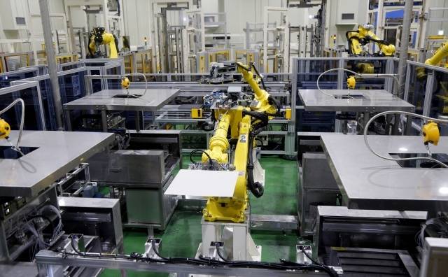 두산퓨얼셀 익산 공장에서 산업용 로봇이 수소연료전지 핵심인 셀 스택을 만들고 있다. [두산퓨얼셀 제공]