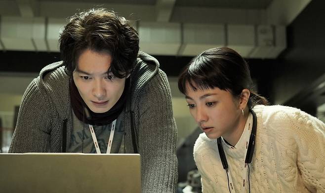 관동지부 센터장 ‘후나토 엘레나’(미츠시마 히카리 분. 오른쪽)와 매니저 ‘나시모토 코우’(오카다 마사키)의 모습. 영화 스틸컷