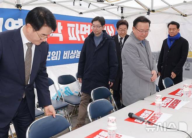 [서울=뉴시스] 황준선 기자 = 더불어민주당 이재명 대표, 김경수 전 경남지사, 박용진 전 의원, 김부겸 전 국무총리, 이광재 전 국회 사무총장이 12일 서울 광화문 앞 민주당 천막농성장에서 열린 국난극복을 위한 시국간담회에 참석하고 있다. (공동취재) 2025.03.12. photo@newsis.com