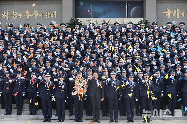 [청주=뉴시스] 조수정 기자 = 최상목 대통령 권한대행 부총리 겸 기획재정부 장관이 12일 청주 공군사관학교에서 제73기 졸업 및 임관식을 마친 신임 소위들과 종이비행기를 날리며 기념촬영을 하고 있다. (대통령실통신사진기자단) 2025.03.12. chocrystal@newsis.com