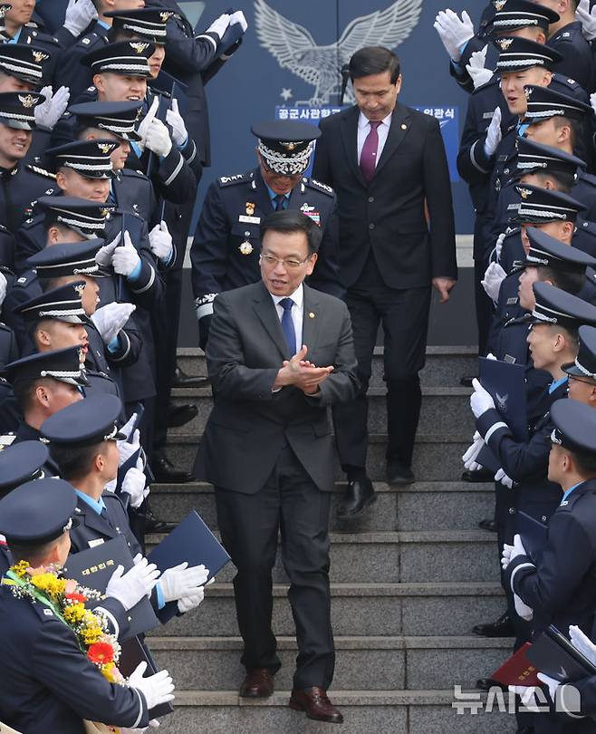 [청주=뉴시스] 조수정 기자 = 최상목 대통령 권한대행 부총리 겸 기획재정부 장관이 12일 청주 공군사관학교에서 제73기 졸업 및 임관식을 마친 신임 소위들과 기념촬영을 위해 이동하며 격려하고 있다. 오른쪽 뒤는 김선호 국방부 장관 직무대행, 최 권한대행 뒤는 차준선 공군사관학교장. (대통령실통신사진기자단) 2025.03.12. chocrystal@newsis.com