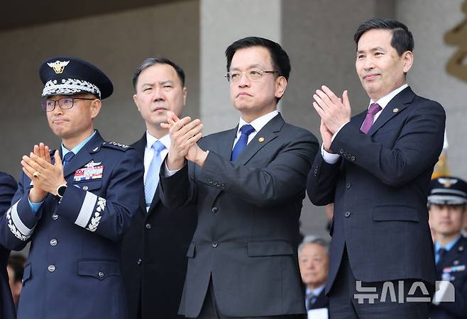 [청주=뉴시스] 조수정 기자 = 최상목 대통령 권한대행 부총리 겸 기획재정부 장관이 12일 청주 공군사관학교에서 열린 제73기 졸업 및 임관식에서 임관한 신임 공군 소위들과 재학생 생도들의 분열에 박수치고 있다. 왼쪽부터 차준선 공군사관학교장, 최병옥 대통령실 국방비서관, 최 권한대행, 김선호 국방부 장관 직무대행. (대통령실통신사진기자단) 2025.03.12. chocrystal@newsis.com