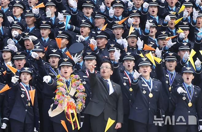 [청주=뉴시스] 조수정 기자 = 최상목 대통령 권한대행 부총리 겸 기획재정부 장관이 12일 청주 공군사관학교에서 제73기 졸업 및 임관식을 마친 신임 소위들과 종이비행기를 날리며 기념촬영을 하고 있다. (대통령실통신사진기자단) 2025.03.12. chocrystal@newsis.com