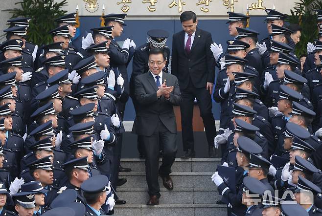 [청주=뉴시스] 조수정 기자 = 최상목 대통령 권한대행 부총리 겸 기획재정부 장관이 12일 청주 공군사관학교에서 제73기 졸업 및 임관식을 마친 신임 소위들과 기념촬영을 위해 이동하며 격려하고 있다. 오른쪽 뒤는 김선호 국방부 장관 직무대행. (대통령실통신사진기자단) 2025.03.12. chocrystal@newsis.com