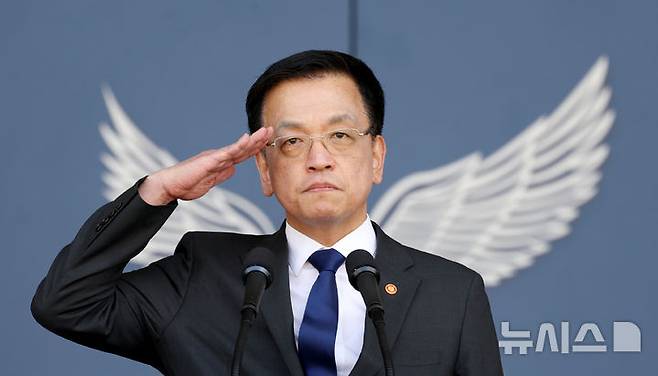 [청주=뉴시스] 조수정 기자 = 최상목 대통령 권한대행 부총리 겸 기획재정부 장관이 12일 청주 공군사관학교에서 열린 제73기 졸업 및 임관식에서 축사한 뒤 거수경례를 하고 있다. (대통령실통신사진기자단) 2025.03.12. chocrystal@newsis.com