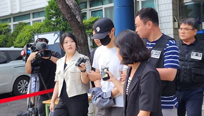 지난해 7월 5살 어린이를 사망케 한 태권도 관장이 경기도 의정부시 의정부지방법원에서 열린 구속전 피의자심문(영장실질심사)을 마친 뒤 법정을 나오고 있다. 연합뉴스